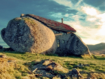 Дом-камень. Гимарайнш, Португалия