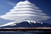 Лентикулярное облако над Фудзиямой